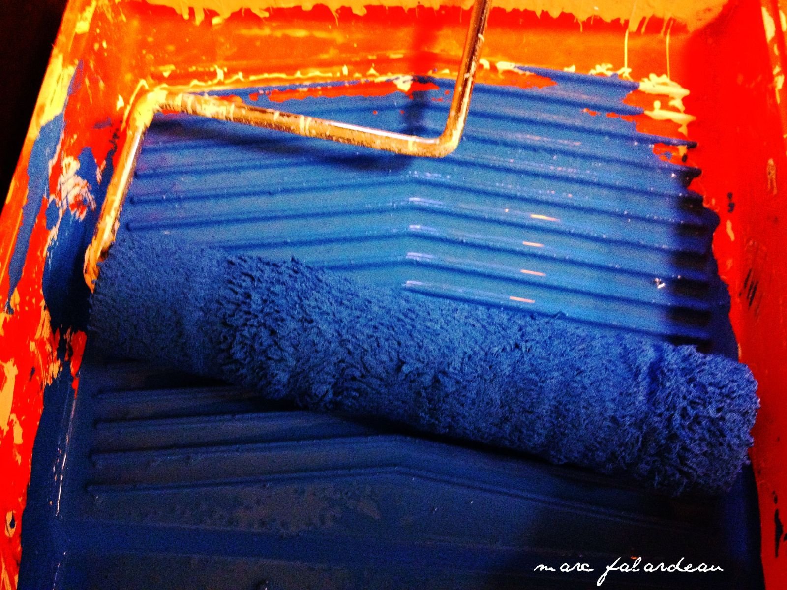 Rouleau de peinture bleue (photo d’illustration)